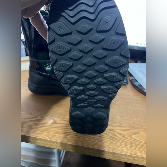 UGG Women's Adirondack Patent Boot-Size 10 - Picture 6 of 11